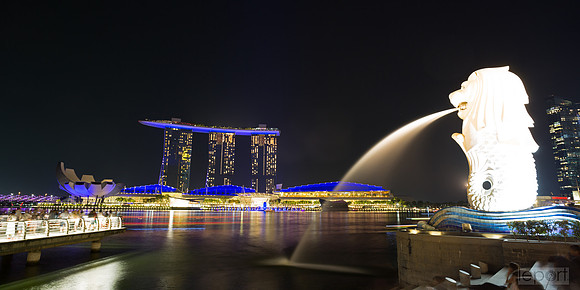 Singapore Merlion and Marina bay sands hotel